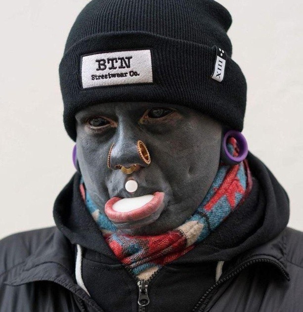 Nhiều khi chàng trai cũng cảm thấy phiền lòng trước những phản hồi tiêu cực đối với xăm mình