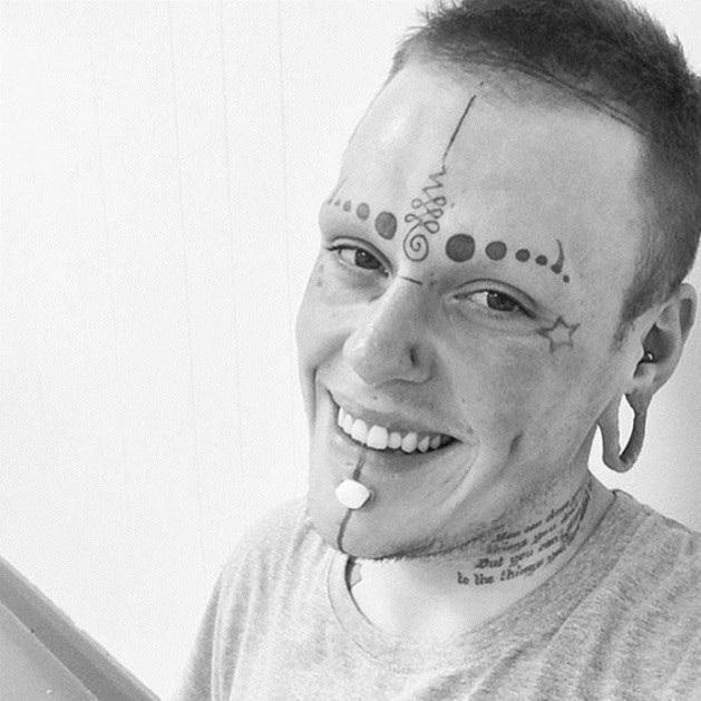 Trước khi trở thành thợ xăm, Eli từng điều hành một công ty làm vườn riêng