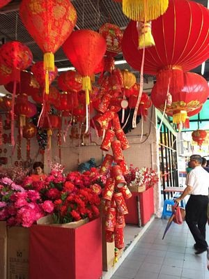 Trải nghiệm cái Tết xa nhà ở Kuala Lumpur - 2
Đèn hoa đỏ rực và người mua kẻ bán tấp nập những ngày giáp Tết Mậu Tuất tại China Town Kuala Lumpur.