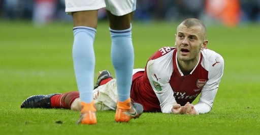 Arsenal 0-3 Man City: Những đòn đánh "chí mạng" - 2
Wilshere nhiều lần phải nằm sân ở trận đấu này