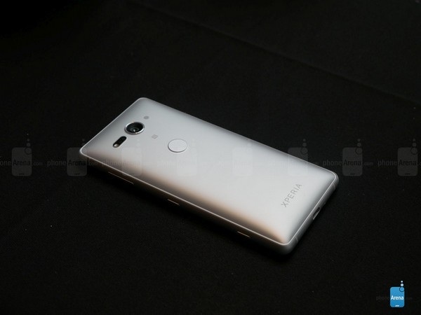 Sony ra smartphone cao cấp với thiết kế hoàn toàn mới tại MWC 2018 - 10 Cách bố trí mặt lưng của Xperia XZ2 Compact khác với phiên bản cỡ lớn