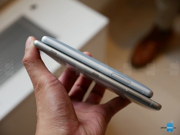 Sony ra smartphone cao cấp với thiết kế hoàn toàn mới tại MWC 2018 - 11 Nhỏ hơn nhưng Xperia XZ2 Compact dày hơn đáng kể so với phiên bản cỡ lớn