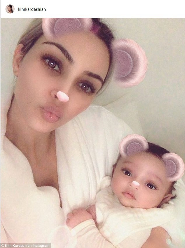 Kim Kardashian lần đầu để lộ mặt em bé thứ 3 - 1
Kim Kardashian khoe ảnh chụp cùng con gái cưng Chicago, 1 tháng rưỡi. Cô bé là con thứ 3 của Kim Kardashian và Kanye West