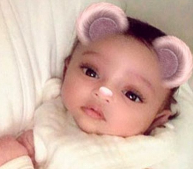 Kim Kardashian lần đầu để lộ mặt em bé thứ 3 - 2 Kim Kardashian lần đầu để lộ mặt em bé thứ 3 - 2