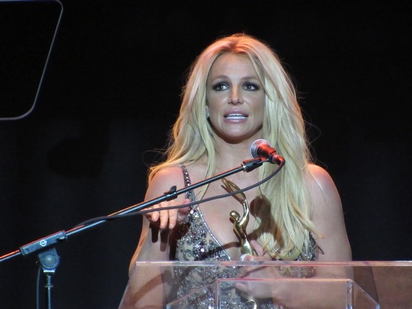 Britney tái xuất rạng rỡ - 1
Công chúa nhạc Pop Britney Spears xuất hiện tại lễ trao thưởng trong lĩnh vực mỹ phẩm- làm đẹp tổ chức tại Los Angeles, California, Mỹ ngày 26/2 vừa qua