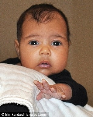 Kim Kardashian lần đầu để lộ mặt em bé thứ 3 - 3
Chicago khá giống với anh trai Saint (ảnh chụp khi Saint 3 tháng tuổi)