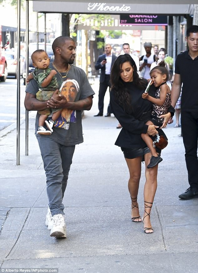 Kim Kardashian lần đầu để lộ mặt em bé thứ 3 - 7
Tuy nhiên vợ chồng cô muốn có nhiều con nên đã chọn phương pháp tìm người mang thai hộ