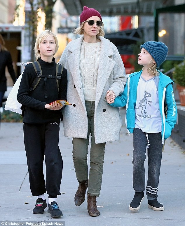 Ngôi sao 51 tuổi hẹn hò bạn gái 9X - 7
Nữ diễn viên Naomi Watts và Liev Schreiber hẹn hò 11 năm, có với nhau 2 con trai trước khi chia tay vào năm 2016. Cặp đôi hiện vẫn coi nhau là bạn bè thân thiết