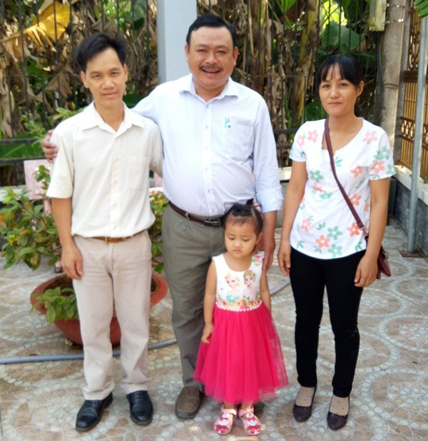 Vĩnh Long: Người mang niềm vui cho các đôi vợ chồng hiếm muộn - 2 Đôi vợ chồng hiếm muộn Bùi Văn Thịnh vui mừng sau khi được Bác sĩ, Lương y Nguyễn Phú Lâm điều trị đã có con.