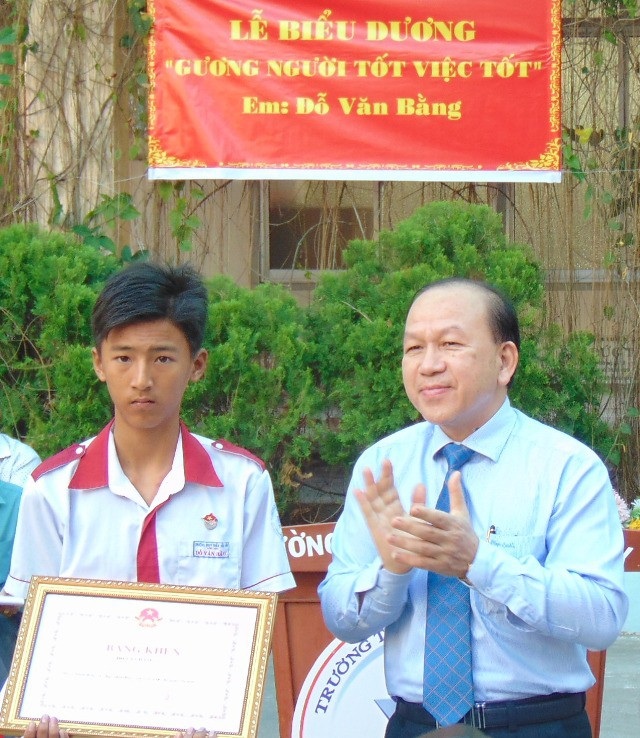 Ông Hà Hữu Phúc trao Bằng khen của Bộ trưởng Bộ GD&ĐT cho em Đỗ Văn Bằng.