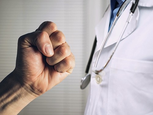 Bạo hành ngành y: Ai sẽ là người chịu thiệt thòi? - 1 Bạo hành ngành y: Ai sẽ là người chịu thiệt thòi? - 1