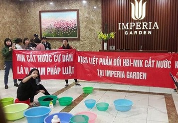 Gội đầu giữa... sảnh tòa chung cư cao cấp để phản đối việc cắt nước sinh hoạt - 1
Hàng chục hộ dân tại chung cư cao cấp Imperia Garden mang xô chậu và chăng băng rôn tại sảnh toà nhà để kêu cứu.