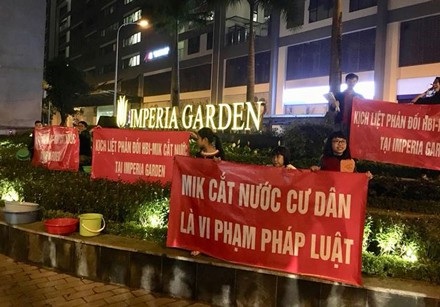 Gội đầu giữa... sảnh tòa chung cư cao cấp để phản đối việc cắt nước sinh hoạt - 2 Người dân phản đối về cách hành xử của chủ đầu tư là Cty Cổ phần HBI.