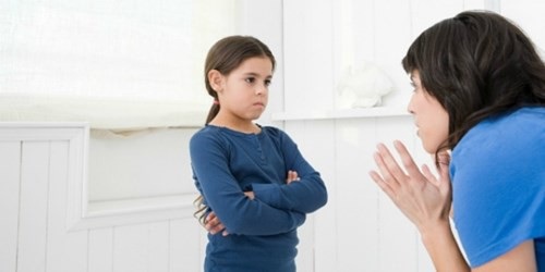 24 khuyết điểm của cha mẹ có con tuổi phổ thông - 1 Lấy các gương điển hình người tốt việc tốt về để con học tập: Sự so sánh kiểu đó chỉ gây ra ức chế cho con và làm con nghĩ bố mẹ ghét, bố mẹ thất vọng vì con. (Ảnh: Minh họa)