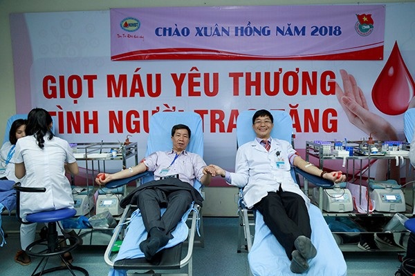 Bác sĩ kể chuyện thời vận động hiến máu như “bán hàng đa cấp” - 1 TS.BS Trần Ngọc Quế (bên phải) hiến máu tại buổi lễ Chào Xuân Hồng năm 2018.