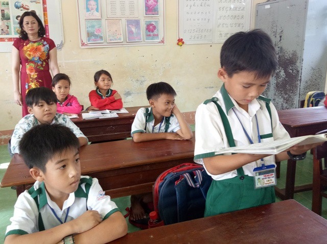 Học sinh lớp 3 trả lại 44 triệu đồng nhặt được trên đường đi học về - 2 Giáo viên nhận xét, em Nhật Nam (đang đọc bài) là một học sinh ngoan hiền, học khá giỏi ở trường.