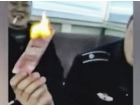 Nhận cái kết đắng vì đốt tiền để châm thuốc ở TQ - 3 Họ bị cư dân mạng liên tục “ném đá” sau khi video được đăng lên mạng vào thứ 5 tuần trước.