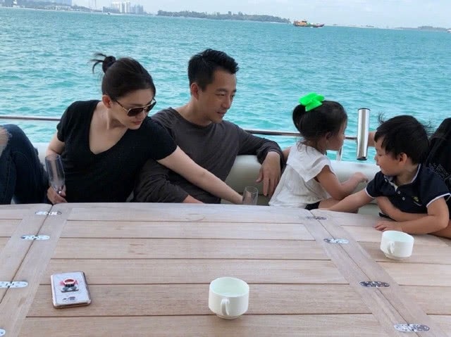 Từ Hy Viên giảm cân thành công sau khi bị chê béo phì - 7
Từ Hy Viên và chồng đưa con trai và con gái đi du lịch tại Singapore trong những ngày đầu năm 2018. Ngôi sao nổi tiếng thường xuyên chia sẻ hình ảnh gia đình hạnh phúc trên trang cá nhân. Cô kết hôn từ năm 2010 và có cuộc sống hôn nhân viên mãn bên doanh nhân Uông Tiểu Phi.
