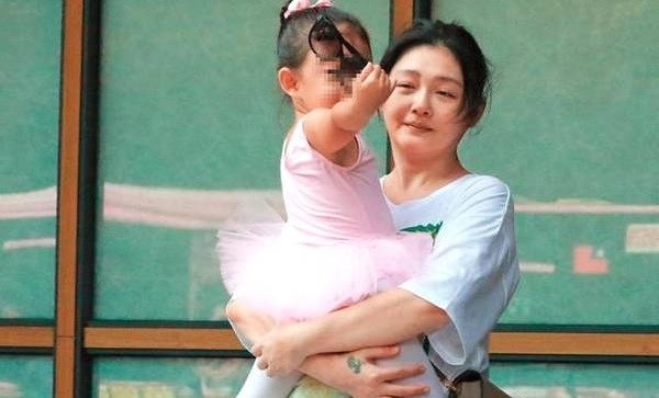 Từ Hy Viên giảm cân thành công sau khi bị chê béo phì - 2
Từ Hy Viên xuất hiện với gương mặt nặng nề, thân hình quá khổ trong lần mang thai thứ hai. Còn nhớ, sau khi sinh con gái đầu lòng vào năm 2014, cô đã phải mất rất nhiều thời gian và sự kiên nhẫn mới có thể giảm cân. Một thời gian ngắn sau khi giảm cân, ngôi sao 42 tuổi lại mang thai tiếp tục mang thai lần hai.