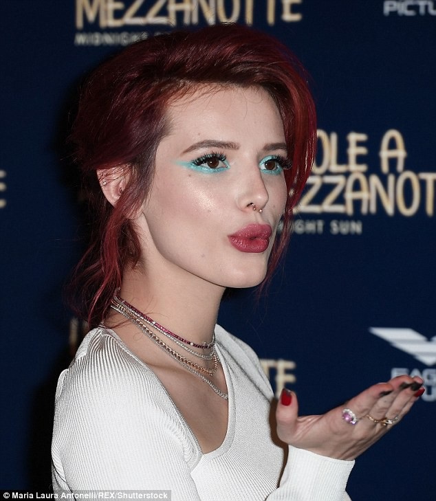 Bella Thorne gợi cảm sải bước ở Rome - 5
Trước đó ngôi sao lưỡng tính đã tham dự buổi họp báo ra mắt phim này
