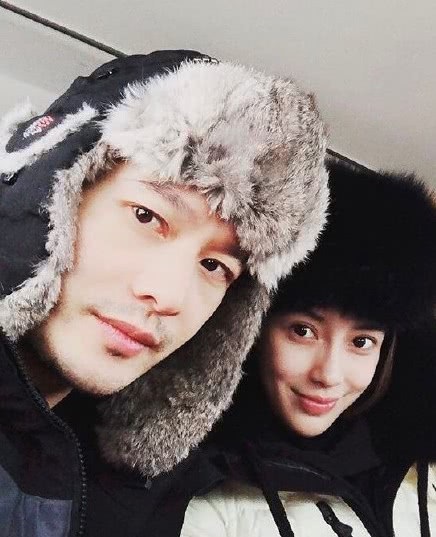 
Vợ chồng Angelababy tranh thủ đi nghỉ mừng năm mới tại châu Âu trong thời gian cô tới đây tham dự các sự kiện thời trang.
