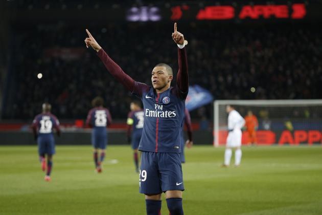 Top 10 chân sút trẻ xuất sắc nhất châu Âu hiện nay - 2
2. Kylian Mbappe (Paris Saint-Germain) - 19 tuổi - 10 bàn/19 trận: Chân sút trẻ đang được PSG mượn từ Monaco đã ghi được 10 bàn ở Ligue 1. Đó là thành tích rất đáng nể, đặc biệt khi Mbappe thường phải cạnh tranh ghi bàn với hai đồng đội Neymar và Cavani. Quả thật Mbappe đang chứng tỏ vì sao PSG lại quyết chi đậm để mượn anh trước khi tung ra số tiền rất lớn để chiêu mộ cầu thủ này vào Hè năm tới.