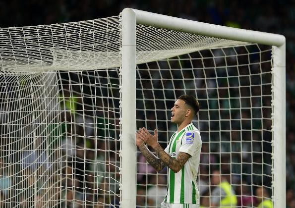 Top 10 chân sút trẻ xuất sắc nhất châu Âu hiện nay - 7
7. Antonio Sanabria (Real Betis) - 21 tuổi - 7 bàn/12 trận: Chân sút trẻ của Real Betis chơi tuyệt hay ở giai đoạn đầu mùa giải năm nay, anh chỉ cần 12 trận đấu để ghi được bảy bàn thắng vào lưới các đối thủ ở La Liga. Rất đáng tiếc cầu thủ này dính chấn thương ở cuối tháng 11 năm 2017 và hiện tại vẫn chưa thể trở lại thi đấu để nâng cao thành tích ghi bàn