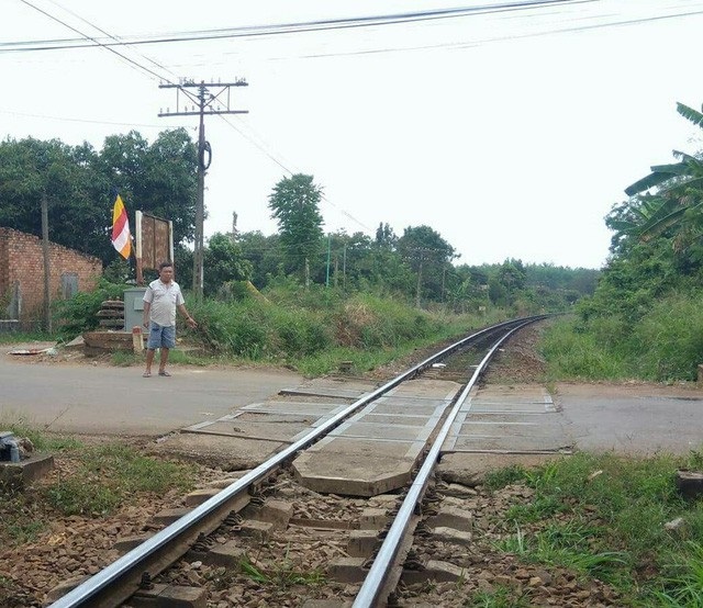 Vụ việc xảy ra vào sáng 27/2 trên đoạn đường sắt cách ga Dầu Giây gần 2km, thuộc xã Hưng Lộc, huyện Thống Nhất (tỉnh Đồng Nai)