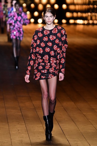 Con gái Cindy Crawford cuốn hút trên sàn diễn thời trang - 1
Kaia Gerber trình diễn cho nhãn hiệu Saint Laurent tại Paris Fashion Week