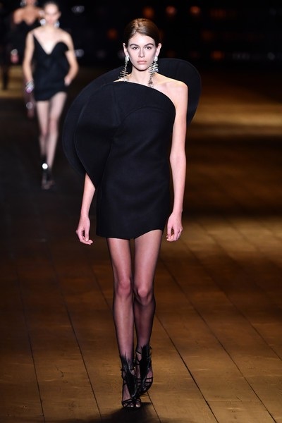 Con gái Cindy Crawford cuốn hút trên sàn diễn thời trang - 2
Người mẫu16 tuổi là con gái của chân dài đình đám thập niên 90 Cindy Crawford