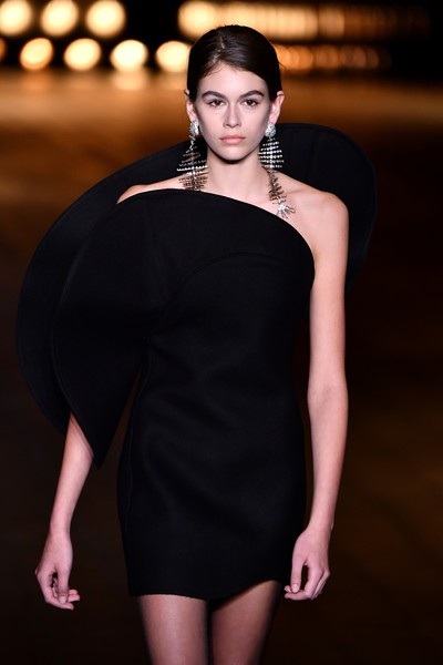 Con gái Cindy Crawford cuốn hút trên sàn diễn thời trang - 3
Kaia giờ đã nối nghiệp mẹ và trở thành cái tên cực hot tại các tuần lễ thời trang danh tiếng