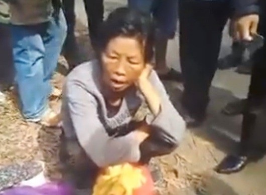 Người phụ nữ Campuchia đi lạc sang Việt Nam, bị nghi "hành nghề" bắt cóc - 1
Người phụ nữ tên Tăng Sok Lim mang quốc tịch Campuchia đi lạc sang Việt Nam, bị nghi là thôi miên, bắt cóc