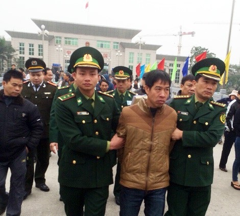 Trinh sát hình sự và những bữa cơm tất niên dang dở - 1 Lực lượng chức năng tiếp nhận đối tượng Trương Văn Hà từ Công an Trung Quốc.