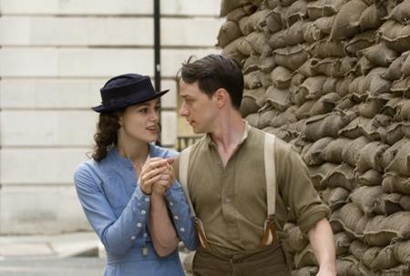 “Atonement” (2007) đã vẽ nên một viễn cảnh tuyệt đẹp khi hai nhân vật chính đoàn tụ và sống hạnh phúc bên nhau nhưng rồi chỉ ít phút sau, biên kịch lại tàn nhẫn chỉ ra rằng đó là “ánh trăng lừa dối”. Trên thực tế thì nam chính Robbie Turner đã chết vì nhiễm trùng máu, nữ chính Cecilia tử nạn trong một vụ đánh bom và dĩ nhiên, cả hai chỉ có thể đoàn tụ trên thiên đường.