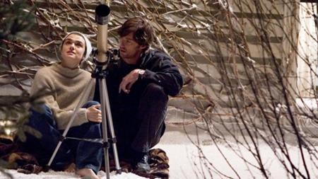 “The Fountain” (2006) là một câu chuyện xúc động tuyệt vời khi nam chính sẵn sàng làm tất cả mọi việc vì người mình yêu, dù là khó khăn hay điên rồ đến mấy. Tuy nhiên, sau biết bao nhiêu nỗ lực của nam chính, tình yêu và quyết tâm vẫn không thể chiến thắng được bàn tay nghiệt ngã của số phận.