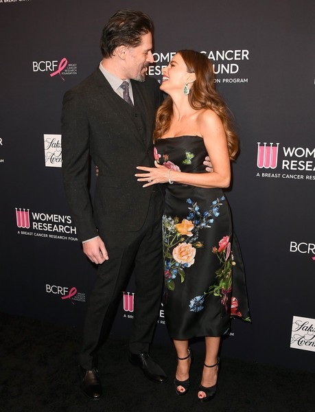 
Nữ diễn viên 45 tuổi và chồng kém 4 tuổi trông rất hạnh phúc khi sánh đôi trên thảm đỏ
