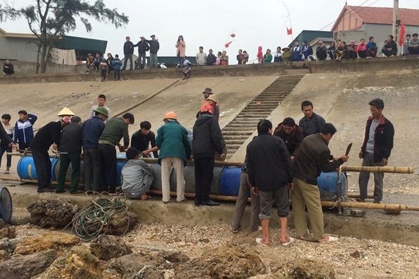 Tàu cá va dãy đá ngầm được giải cứu như thế nào? - 2 Sau 3 ngày đêm nỗ lực giải cứu, tàu cá mang số hiệu NA - 95102 đã được đưa vào bờ. Ảnh: Báo Nghệ An.