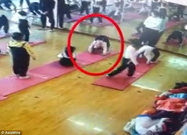 Bé gái 4 tuổi nguy cơ liệt vĩnh viễn vì động tác ở lớp yoga không phép - 1
Bé gái tập động tác yoga khó và bị chấn thương. (Ảnh: Asia Wire)
