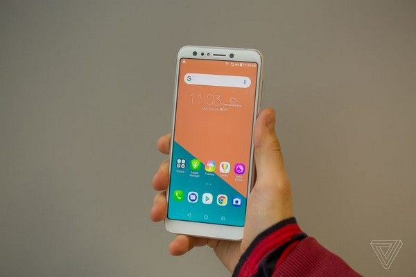 Asus ra Zenfone 5Z thiết kế không viền, tích hợp trí tuệ nhân tạo - 6 Zenfone 5 Lite với phần viền màn hình dày hơn 2 phiên bản còn lại