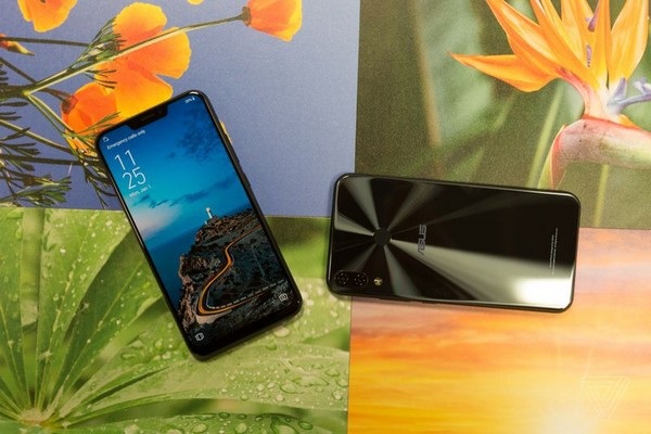Asus ra Zenfone 5Z thiết kế không viền, tích hợp trí tuệ nhân tạo - 1 Zenfone 5Z có thiết kế bị đánh giá khá giống iPhone X