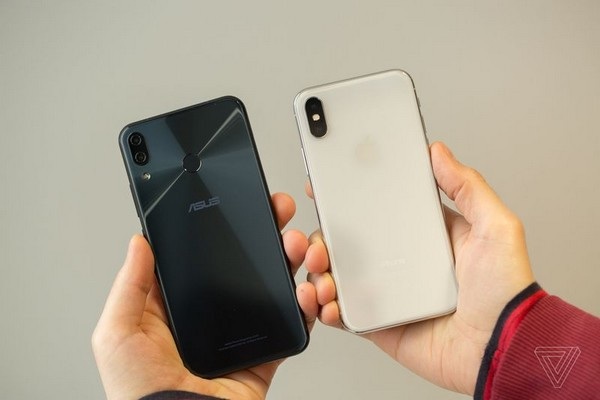 Asus ra Zenfone 5Z thiết kế không viền, tích hợp trí tuệ nhân tạo - 4 So sánh mặt trước và mặt sau của Zenfone 5Z với iPhone X