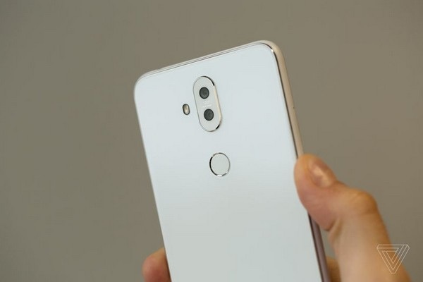 Asus ra Zenfone 5Z thiết kế không viền, tích hợp trí tuệ nhân tạo - 7 Mặt sau của Zenfone 5 Lite
