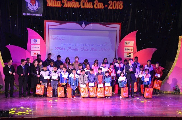 Hội Nhà báo Việt Nam trao tặng 78 suất quà đến các em học sinh nạn nhân chất độc da cam - 1 Hội Nhà báo Việt Nam trao tặng 78 suất quà đến các em học sinh nạn nhân chất độc da cam - 1
