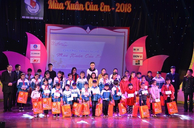 Hội Nhà báo Việt Nam trao tặng 78 suất quà đến các em học sinh nạn nhân chất độc da cam - 2 Lãnh đạo Hội nhà báo Việt Nam và các nhà hảo tâm trao học bổng và quà cho các cháu học sinh là nạn nhân chất độc da cam/dioxin vượt khó học giỏi