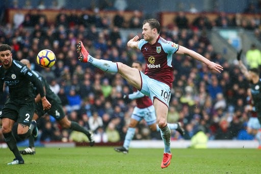 Burnley 1-1 Man City: Rơi điểm bất ngờ - 2
Barnes không có cơ hội ghi bàn trước hàng thủ vững chắc của Man City