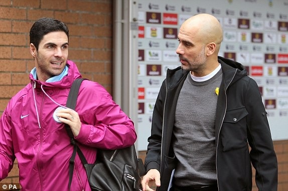 Burnley 1-1 Man City: Rơi điểm bất ngờ - 9
Trợ lý Arteta (trái) và HLV trưởng Guardiola tới Turf Moor chuẩn bị cho trận đấu vòng 26 Premier League