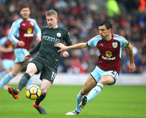 Burnley 1-1 Man City: Rơi điểm bất ngờ - 3
Jack Cork (phải) đeo bám theo De Bruyne (trái)