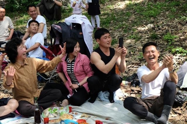 Mục sở thị cuộc sống "sang chảnh" của giới nhà giàu Triều Tiên - 11 Giới nhà giàu ở đây còn sử dụng điện thoại thông minh đắt tiền, thậm chí một số người còn sử dụng Iphone để chứng tỏ đẳng cấp.