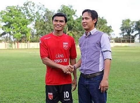 Tài Em (trái) bất ngờ trở thành HLV trưởng CLB Sài Gòn FC