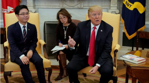 Ông Trump đích thân đón tiếp 8 người đào tẩu Triều Tiên tại Nhà Trắng - 1 Tổng thống Trump ngồi cạnh Ji Seong-ho trong cuộc gặp với những người Triều Tiên đào tẩu tại Nhà Trắng (Ảnh: Reuters)